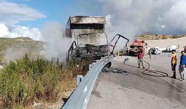 Bariyerlere çarpan kamyon alev alev yandı