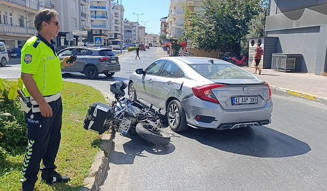 Manavgat'ta motosiklet otomobile yandan çarptı