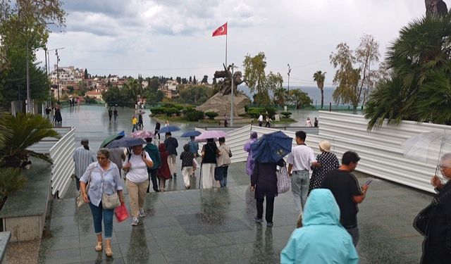Turistler yağmura rağmen gezilerini sürdürdü
