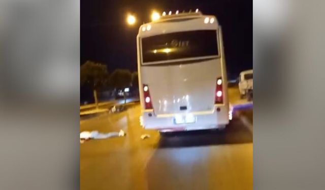 Yol kenarındaki midibüse çarpan motosikletli yaralandı