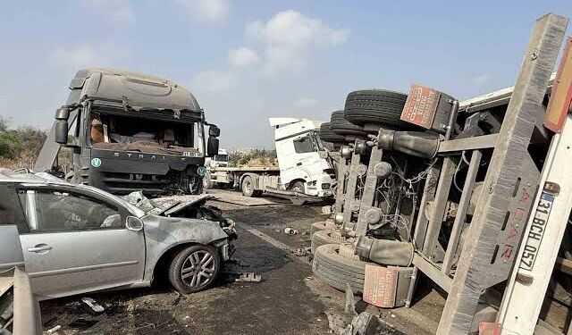 Otoyolda tır karşı şeride geçti, ortalık savaş alanına döndü!