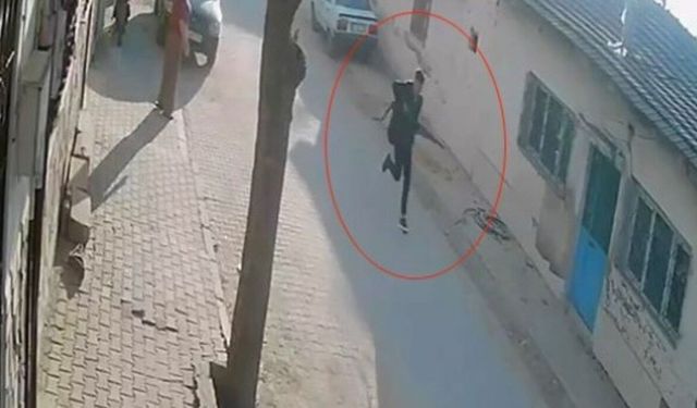 Turgutlu’da okul önünde silahlı saldırı yapan şahsın geliş ve kaçış anları kamerada