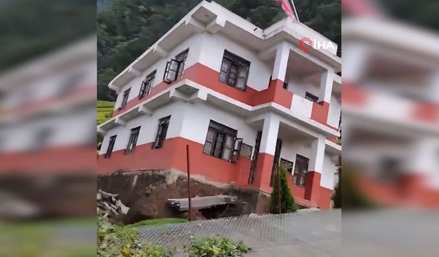 Nepal'deki selde hükümet binasının nehre kapıldığı anın görüntüsü ortaya çıktı