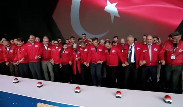 TEKNOFEST açılışında protokol halay çekti
