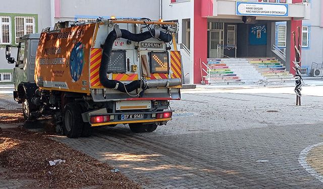 Kemer'de okul bahçeleri temizlendi