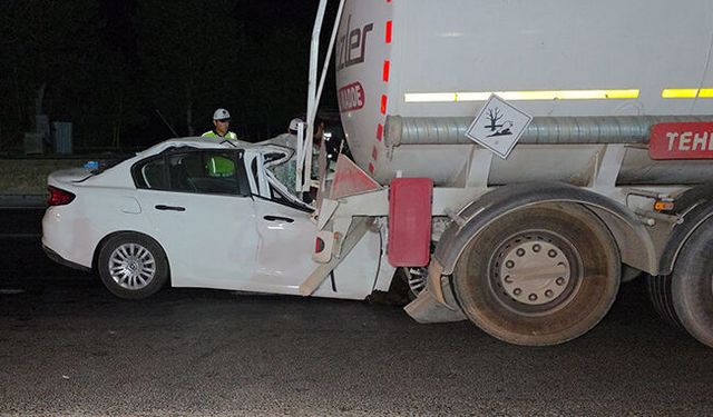 Manavgat'ta feci kaza: Otomobil tankere çarptı