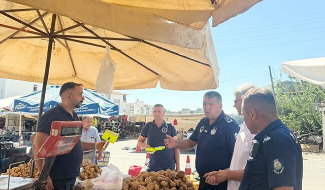 Serik'te pazar esnafına fiyat etiketi dağıtıldı