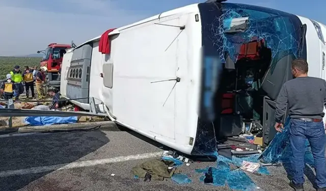 Manisa' da tur otobüsü ile TIR çarpıştı : 11 ölü, 27 yaralı