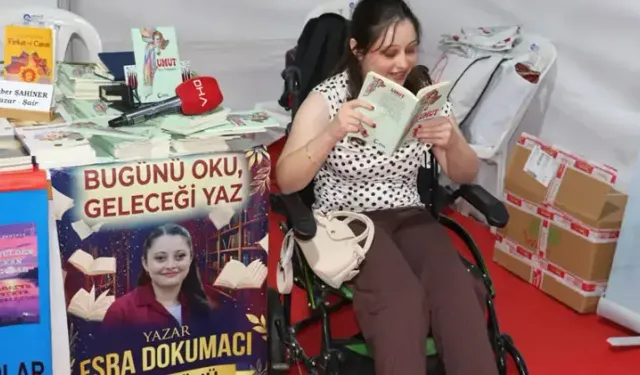 Yürüme engelli Esra, hayat hikayesini kitabı 'Umut'ta anlattı