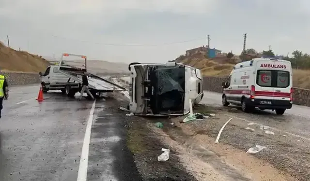 Kırıkkale'de servis midibüsü devrildi: 14 yaralı
