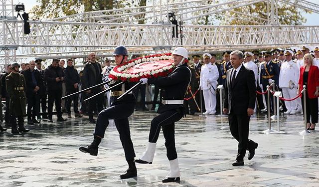 Cumhuriyet Meydanı'nda çelenk sunma töreni