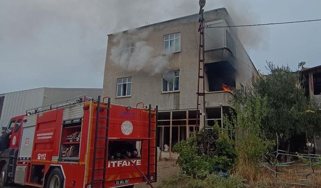 Ev yangınında mahsur kaldı