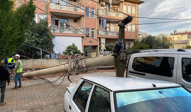 Gazipaşa'da elektrik direği otomobile saplandı
