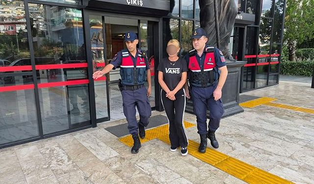 Alkollü eşini odaya götürmek isterken ölümüne neden oldu