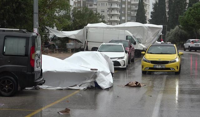 Antalya'da şiddetli rüzgar semt pazarını vurdu