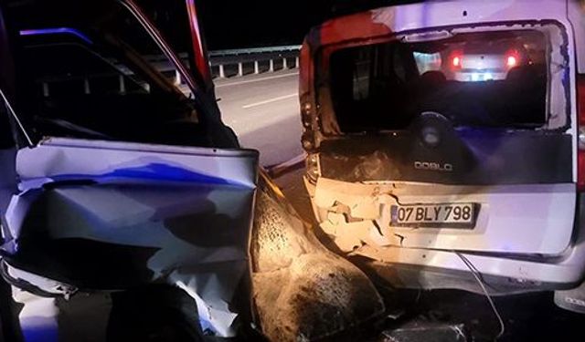 Alanya'da kamyonet otomobile çarptı