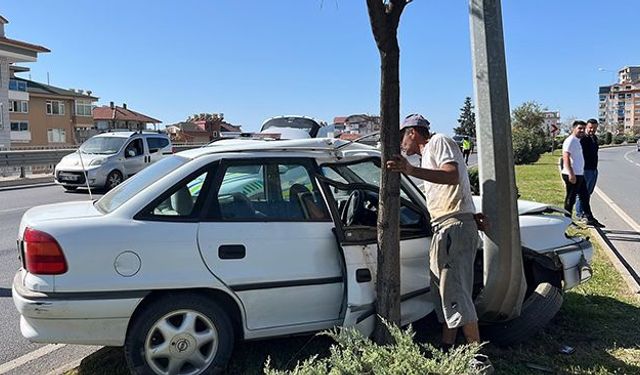 Alanya'da otomobil aydınlatma direğine çarptı