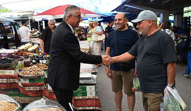 Başkan Topaloğlu pazar esnafını ziyaret etti