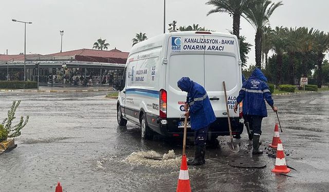 Büyükşehir sağanak yağışa karşı sahada