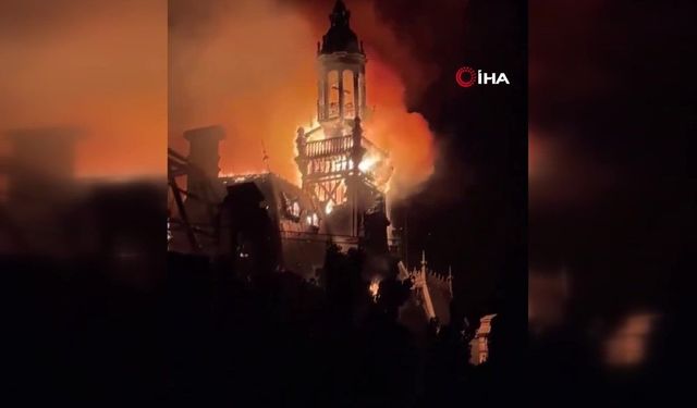 Fransa'da protestolarda kundaklanan 143 yıllık belediye binasının saat kulesi çöktü
