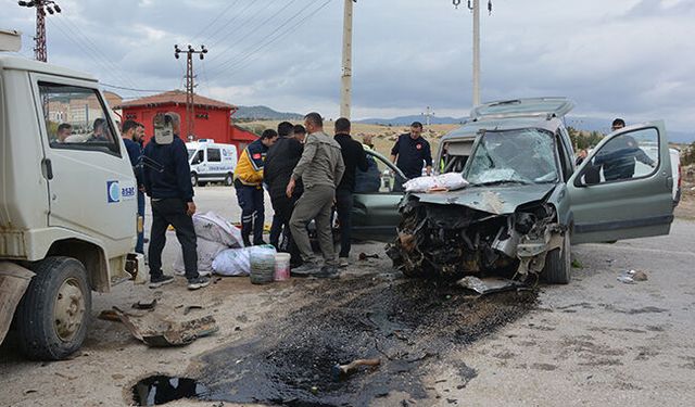 Korkuteli'de feci kaza! Kamyonetle hafif ticari araç çarpıştı