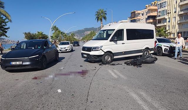 Alanya'da minibüs ve motosiklet çarpıştı: Üniversite öğrencisi hayatını kaybetti