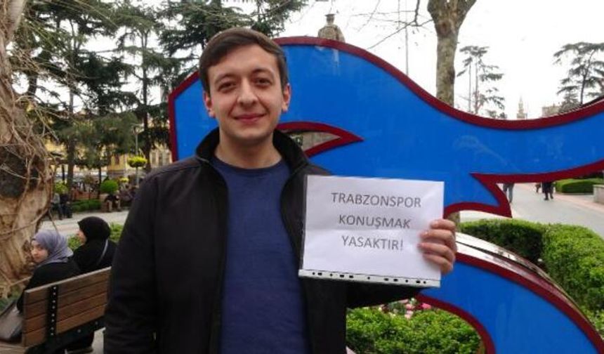 <p>Takıma esprili şekilde tepki gösteren taraftar, yazıları astığı anları sosyal medya hesabında paylaştı. Yılmaz’ın, tanıdığı işletme sahiplerinden izin alarak duvarlara, yoldaki direk ve ağaçlara astığı yazılı protestosu gülümsetti.</p>