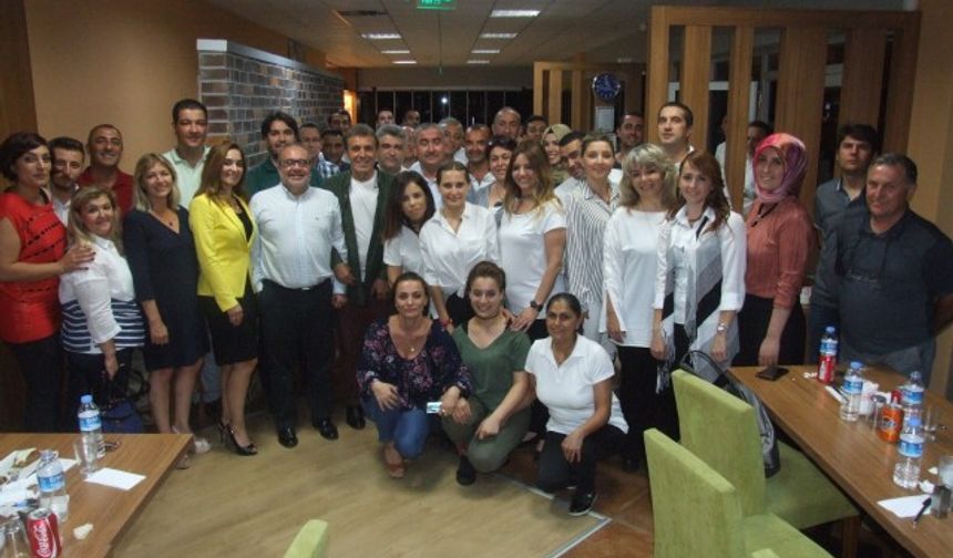 ANET üst düzey personeli, iftar sonrası toplu olarak Yönetim Kurulu Başkanı ve Genel Müdür Mehmet Urcu, eşi Ebru Urcu ile objektifime böyle poz vererek geceyi ölümsüzleştirdiler.