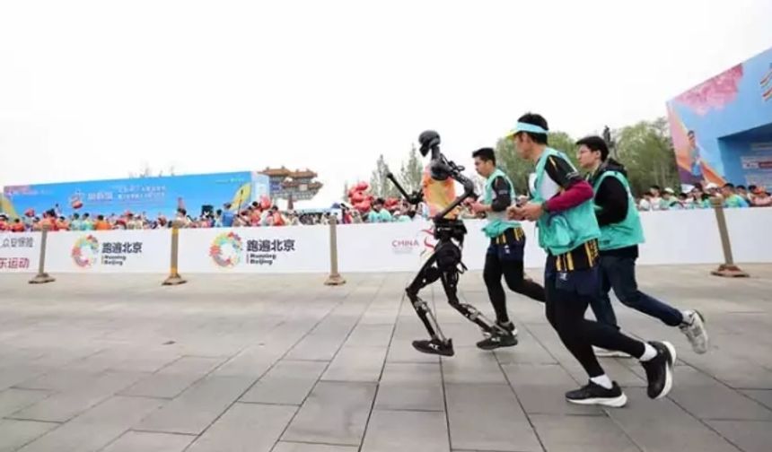 Dünya'da ilk! Çinli robotlar insanlara karşı maraton koştu