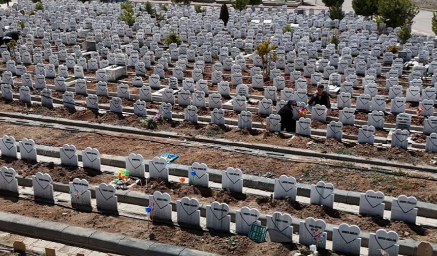 Bu mezarlıkta her taş bir acıyı anlatıyor