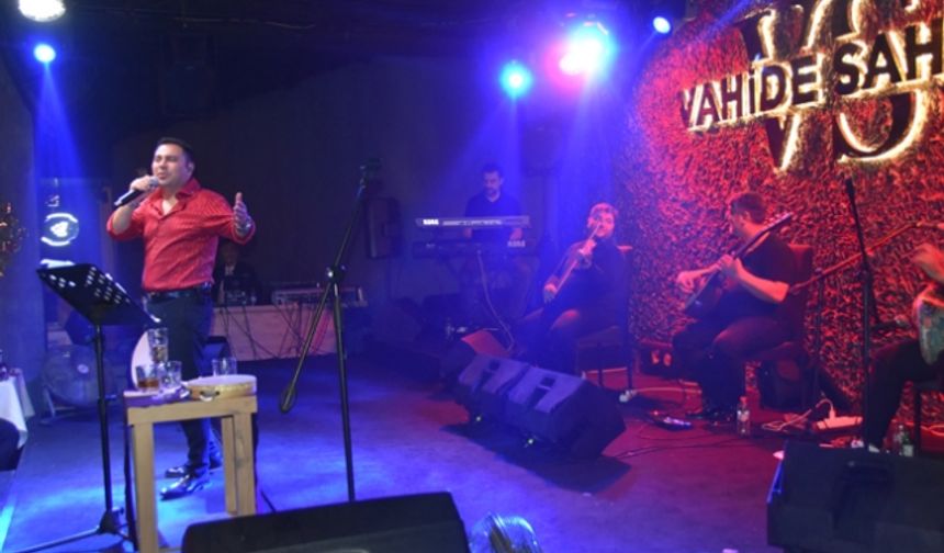 Hayri Akça, Vahide Sahne’de