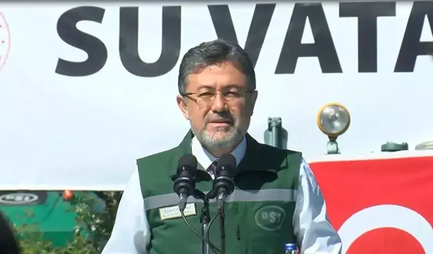 Bakan Yumaklı: 25 treyler çekicisi ve 2 yüzer paletli amfibik ekskavatörü envantere kazandırıldı