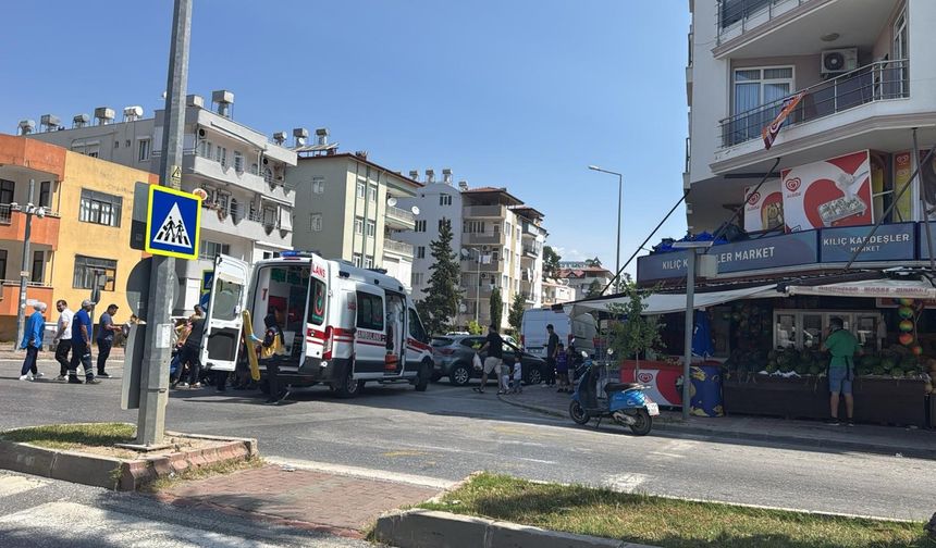 Motosiklet ile otomobil çarpıştı: 1 yaralı