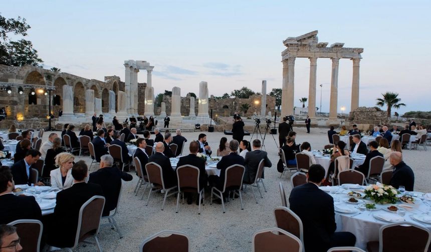 Bakanlar antik kentte ağırlandı
