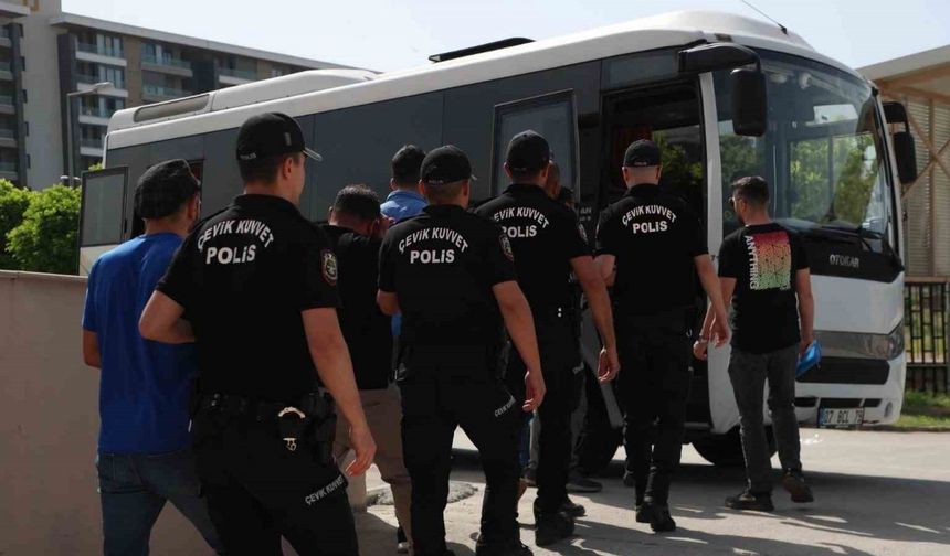 Antalya'da suçlu avı: 2 haftada bin 316 şahıs yakalandı                       bin 316 aranan şahıs