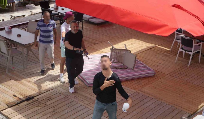 Konyaaltı Sahili’nde kaçak yapılar sökülüyor