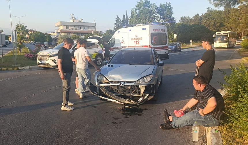 Manavgat'ta 2 otomobil çarpıştı: 3 yaralı