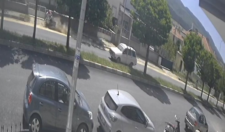 Gençlerin yaralandığı motosiklet kazası güvenlik kamerasında