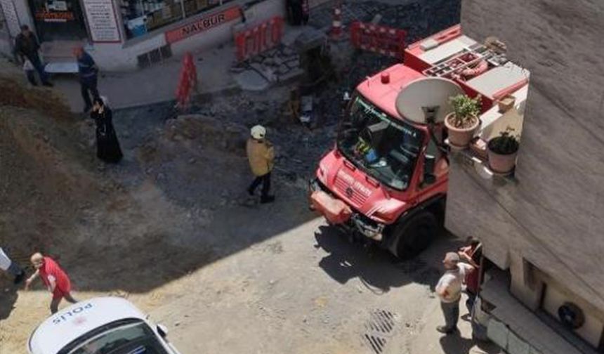 İstanbul Bayrampaşa'da yol çöktü: Göçük altındaki işçi sağ kurtarıldı