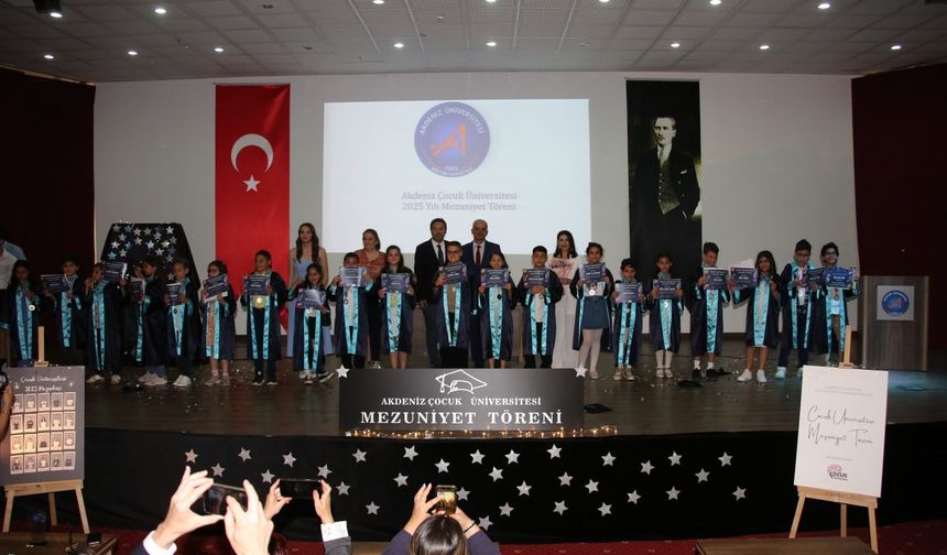 Minik kahramanların mezuniyet sevinci