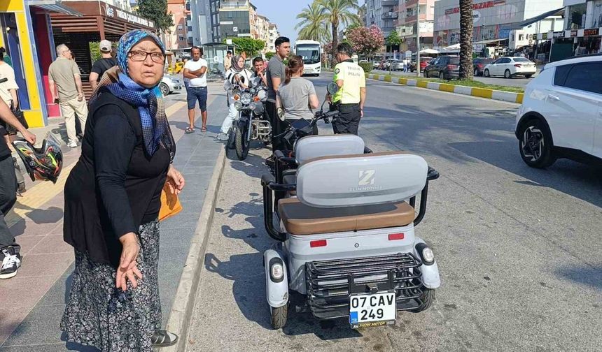 Seyir halindeki motosiklete çarptı