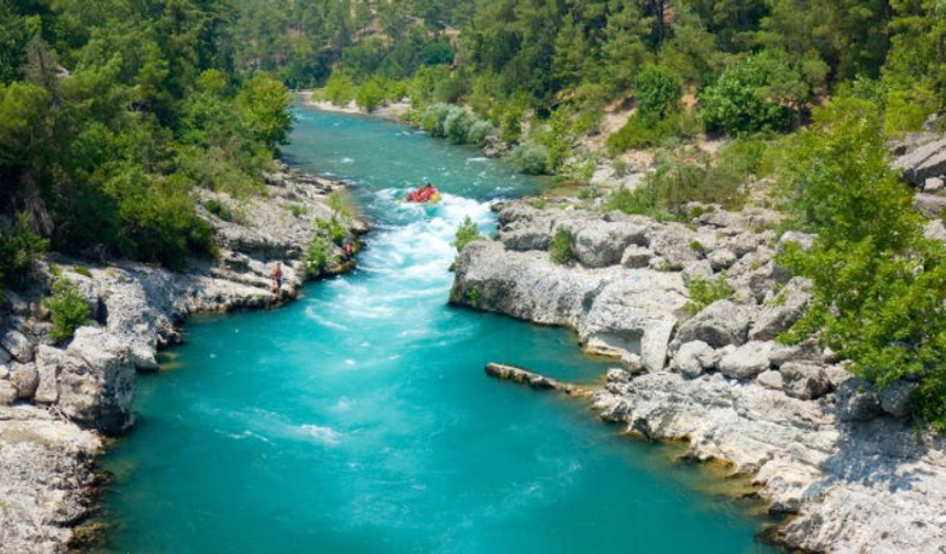 Dim Çayı: 
Alanya civarında bulunan bu parkur, Dim Çayı üzerinde yer alır. Doğal güzellikleri ve temiz suyu ile bilinen bu bölge, hem rahat bir rafting deneyimi sunar hem de muhteşem göl manzaraları ile kaynaşır.