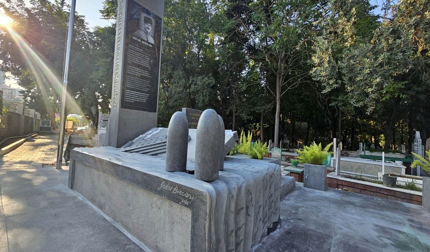 Yüzbaşı Aker'e anıt mezar
