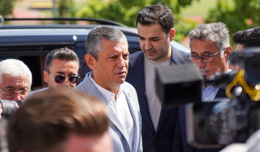 Özgür Özel Muhittin Böcek'i ziyaret etti