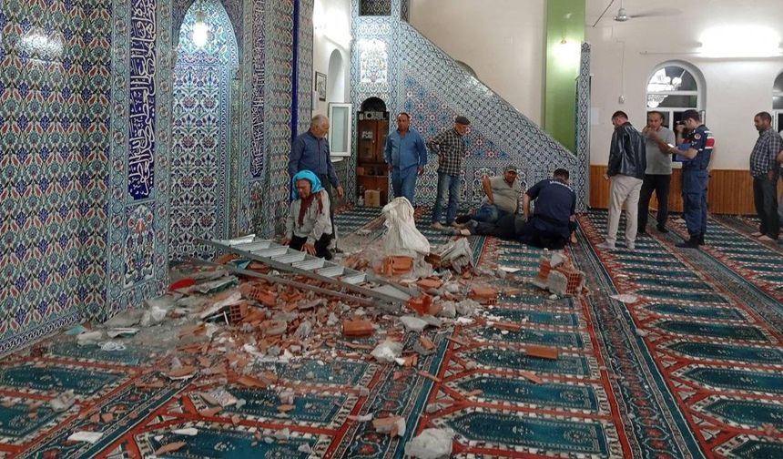 Depremde hasar gören camiye giden şahıs hayatını kaybetti
