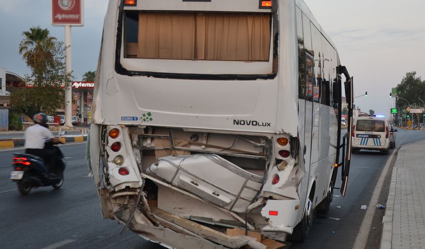 Otobüs midibüse çarptı: 5 yaralı