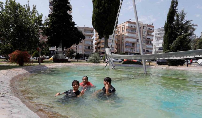 Sıcaktan bunalan çocuklar süs havuzunda serinledi