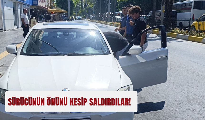 Kırmızı ışıkta bekleyen sürücünün önünü kesip saldırdılar!