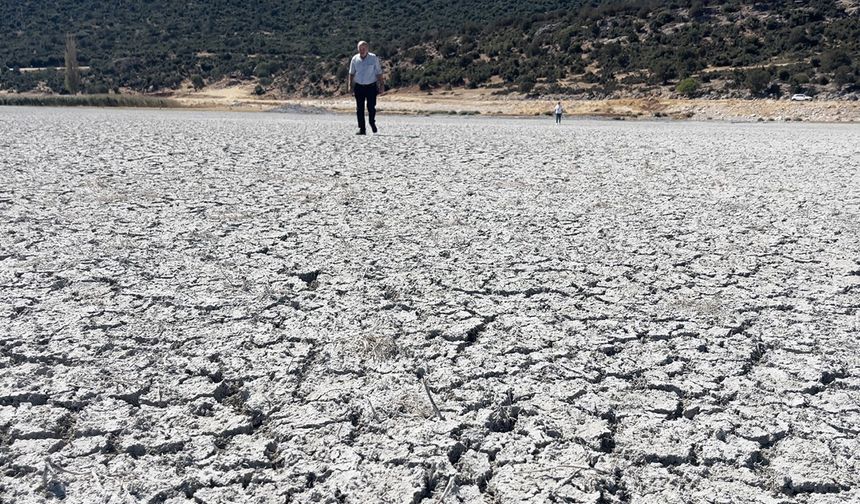 Türkiye’nin 4’üncü büyük gölü kuraklık nedeniyle ortadan ikiye bölündü