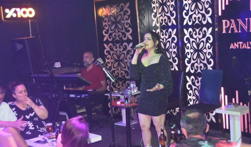 Panel Bar sahnesini Hülya ile açtırıyor